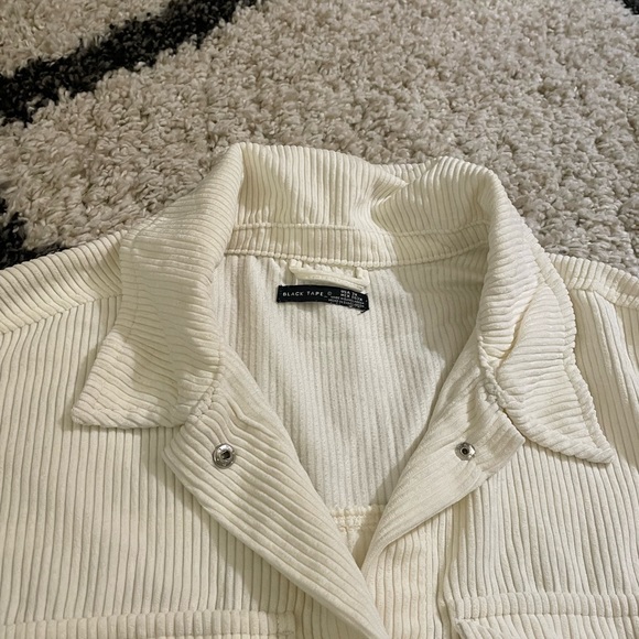 Black Tape Corduroy Shacket in cream - 3X - Picture 4 of 9